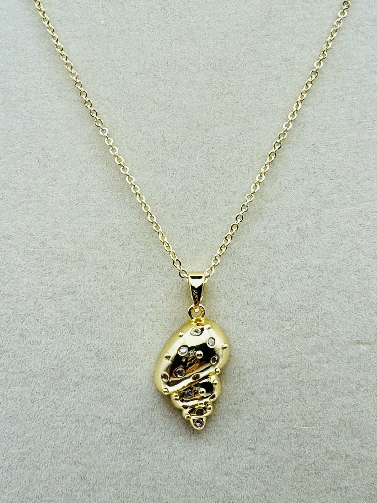 18 Kt Gold Plated Shell Pendant Necklace